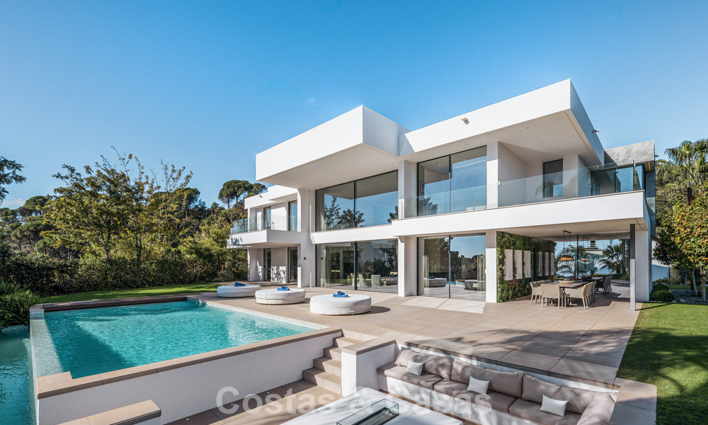 Villa modernista de lujo con vistas al mar en venta en la exclusiva y segura zona de El Madroñal, Marbella - Benahavis 775916