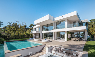 Villa modernista de lujo con vistas al mar en venta en la exclusiva y segura zona de El Madroñal, Marbella - Benahavis 775916 