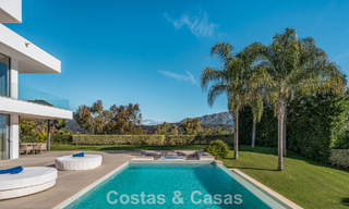 Villa modernista de lujo con vistas al mar en venta en la exclusiva y segura zona de El Madroñal, Marbella - Benahavis 775920 