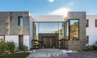 Villa modernista de lujo con vistas al mar en venta en la exclusiva y segura zona de El Madroñal, Marbella - Benahavis 775922 