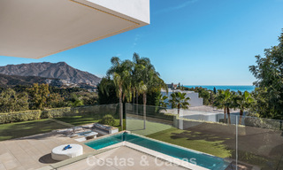 Villa modernista de lujo con vistas al mar en venta en la exclusiva y segura zona de El Madroñal, Marbella - Benahavis 775923 