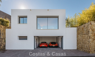 Villa modernista de lujo con vistas al mar en venta en la exclusiva y segura zona de El Madroñal, Marbella - Benahavis 775925 