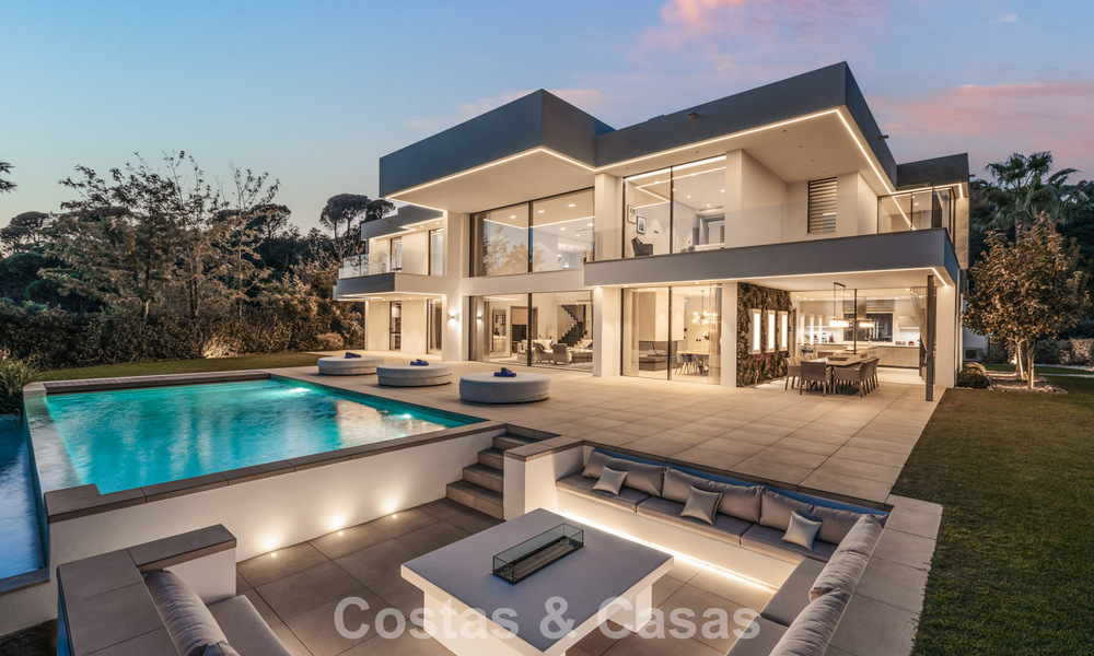 Villa modernista de lujo con vistas al mar en venta en la exclusiva y segura zona de El Madroñal, Marbella - Benahavis 775928