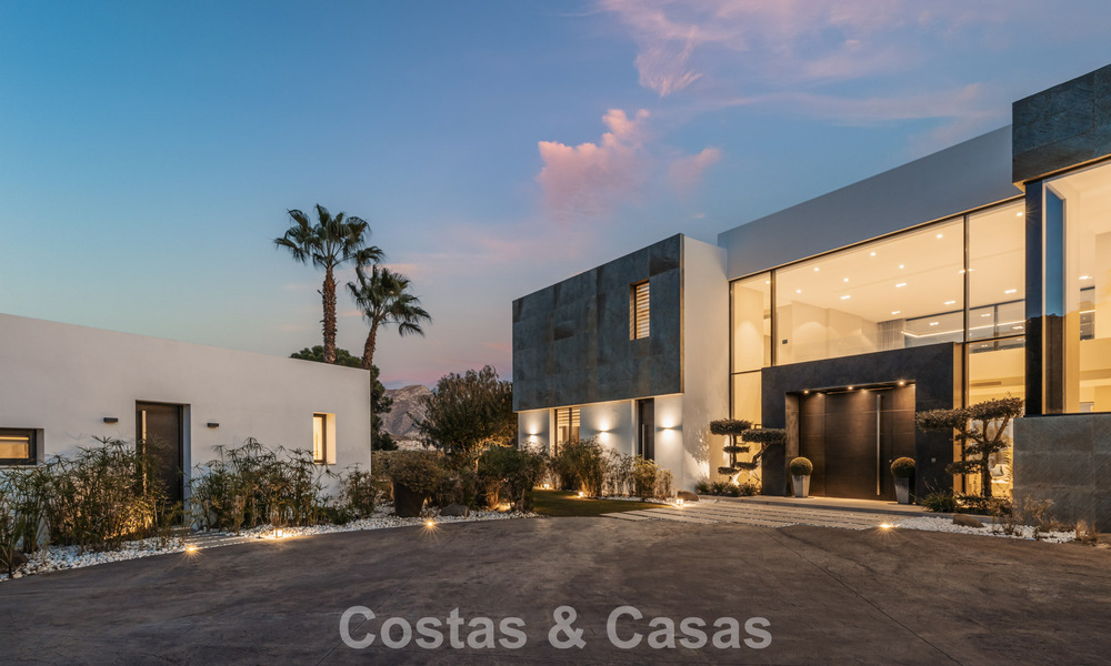 Villa modernista de lujo con vistas al mar en venta en la exclusiva y segura zona de El Madroñal, Marbella - Benahavis 775929