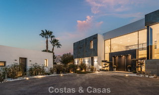 Villa modernista de lujo con vistas al mar en venta en la exclusiva y segura zona de El Madroñal, Marbella - Benahavis 775929 