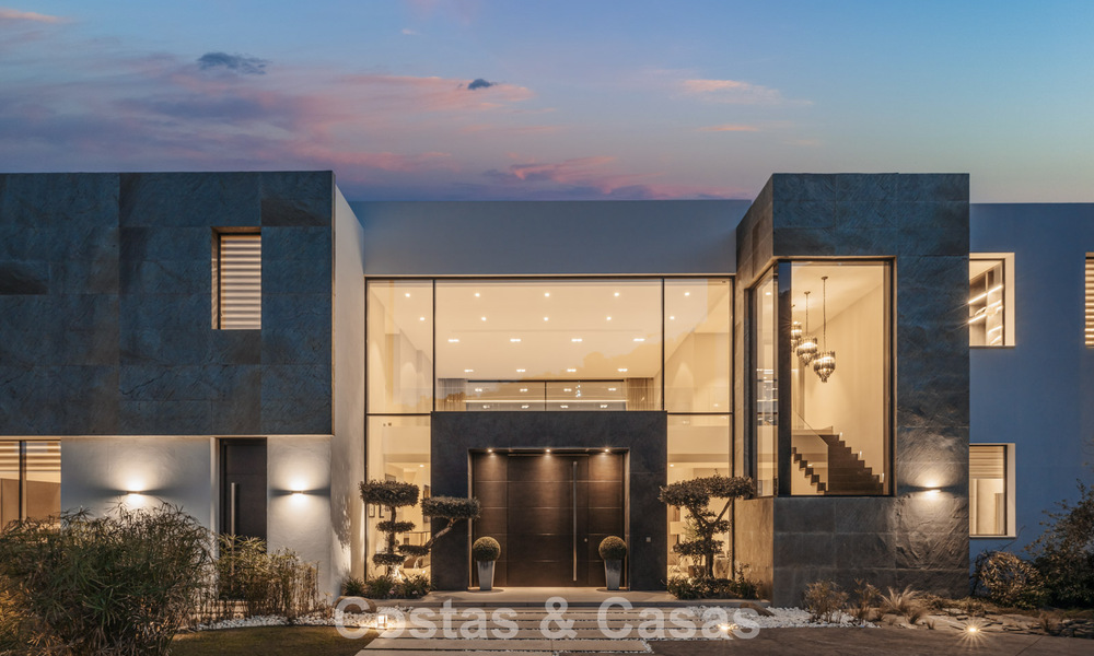 Villa modernista de lujo con vistas al mar en venta en la exclusiva y segura zona de El Madroñal, Marbella - Benahavis 775930