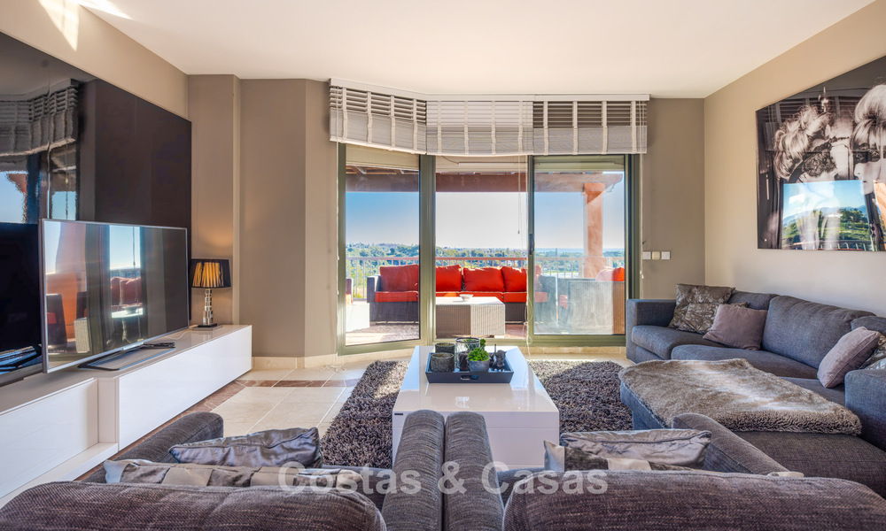 Impresionante ático con vistas panorámicas en venta en complejo cerrado de Marbella - Benahavis 775879