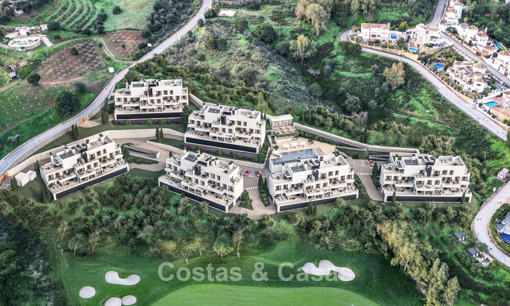 Nuevo en el mercado. Elegantes apartamentos de golf en venta en un codiciado complejo de golf en Mijas, Costa del Sol 776205
