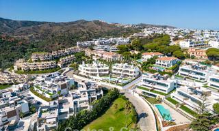 Nuevos y amplios apartamentos con vistas al golf y al mar en un estilo arquitectónico vanguardista en venta en Marbella Este 776193 