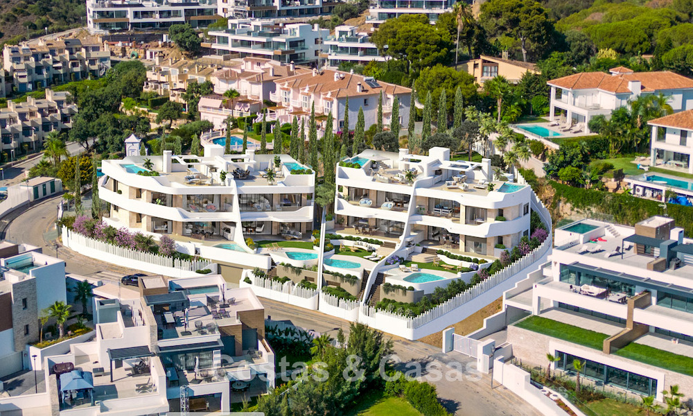 Nuevos y amplios apartamentos con vistas al golf y al mar en un estilo arquitectónico vanguardista en venta en Marbella Este 776199