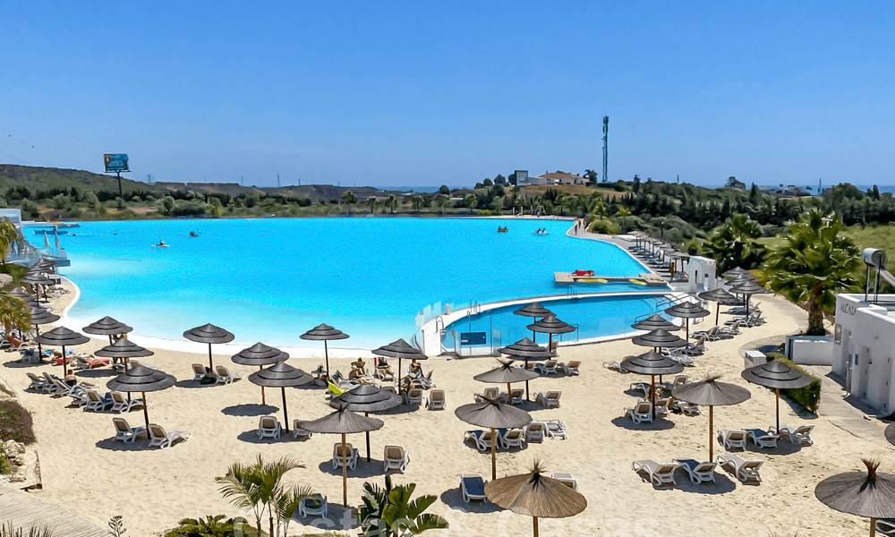 Elegantes apartamentos sobre plano en venta a pocos pasos de una laguna artificial en la Costa del Sol 776180