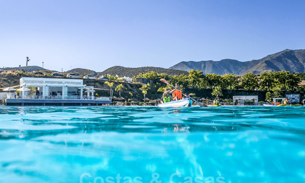Elegantes apartamentos sobre plano en venta a pocos pasos de una laguna artificial en la Costa del Sol 776181