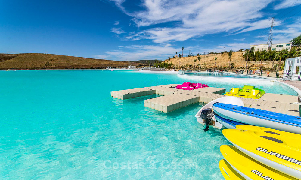 Elegantes apartamentos sobre plano en venta a pocos pasos de una laguna artificial en la Costa del Sol 776185