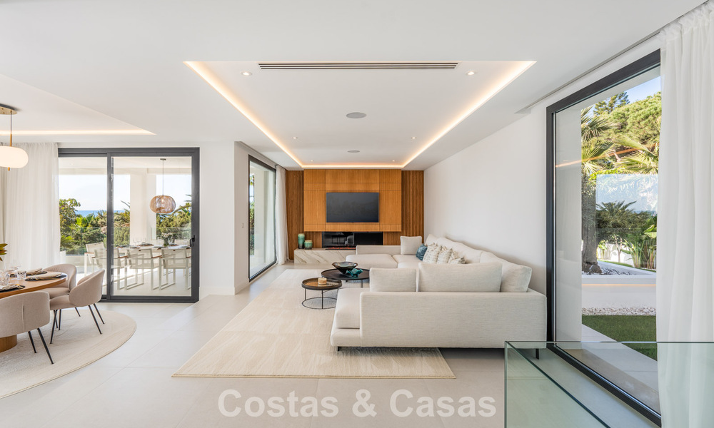 Villa lujosamente renovada en venta a dos pasos de la playa en Marbella Este 776380