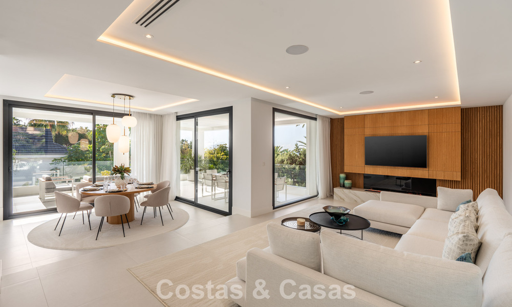 Villa lujosamente renovada en venta a dos pasos de la playa en Marbella Este 776382