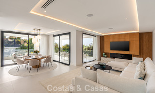 Villa lujosamente renovada en venta a dos pasos de la playa en Marbella Este 776382 