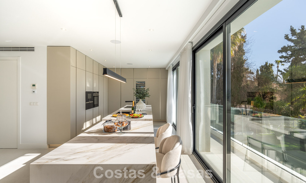 Villa lujosamente renovada en venta a dos pasos de la playa en Marbella Este 776384