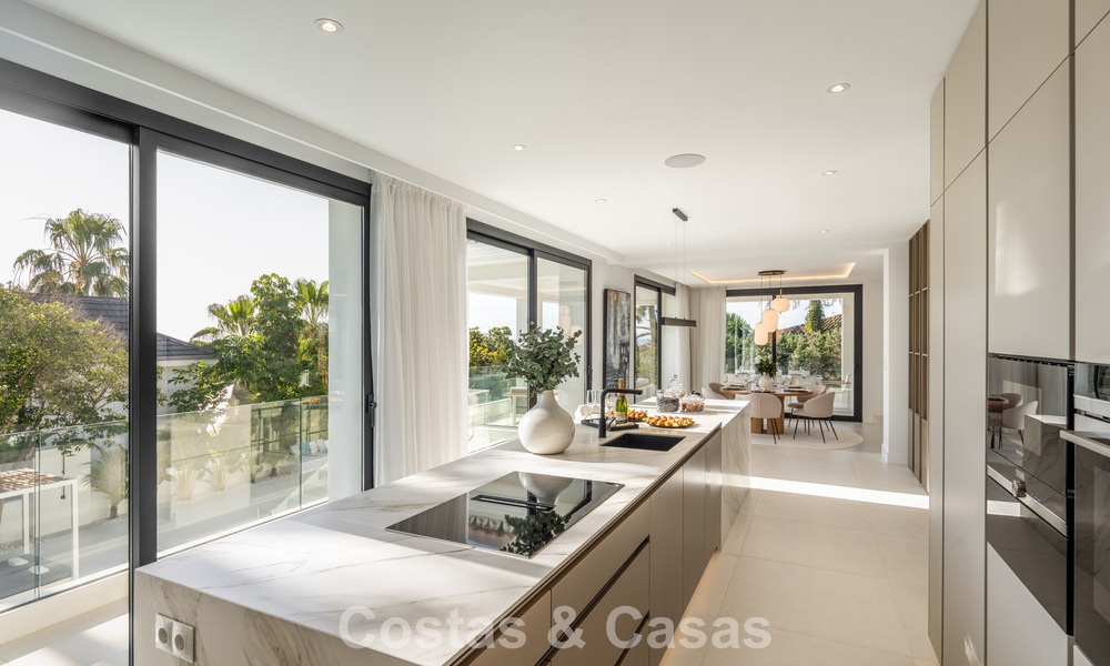 Villa lujosamente renovada en venta a dos pasos de la playa en Marbella Este 776385