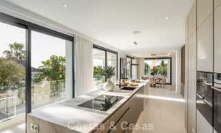 Villa lujosamente renovada en venta a dos pasos de la playa en Marbella Este 776385 