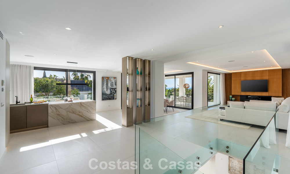 Villa lujosamente renovada en venta a dos pasos de la playa en Marbella Este 776386