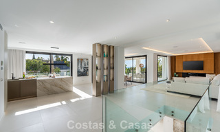 Villa lujosamente renovada en venta a dos pasos de la playa en Marbella Este 776386 