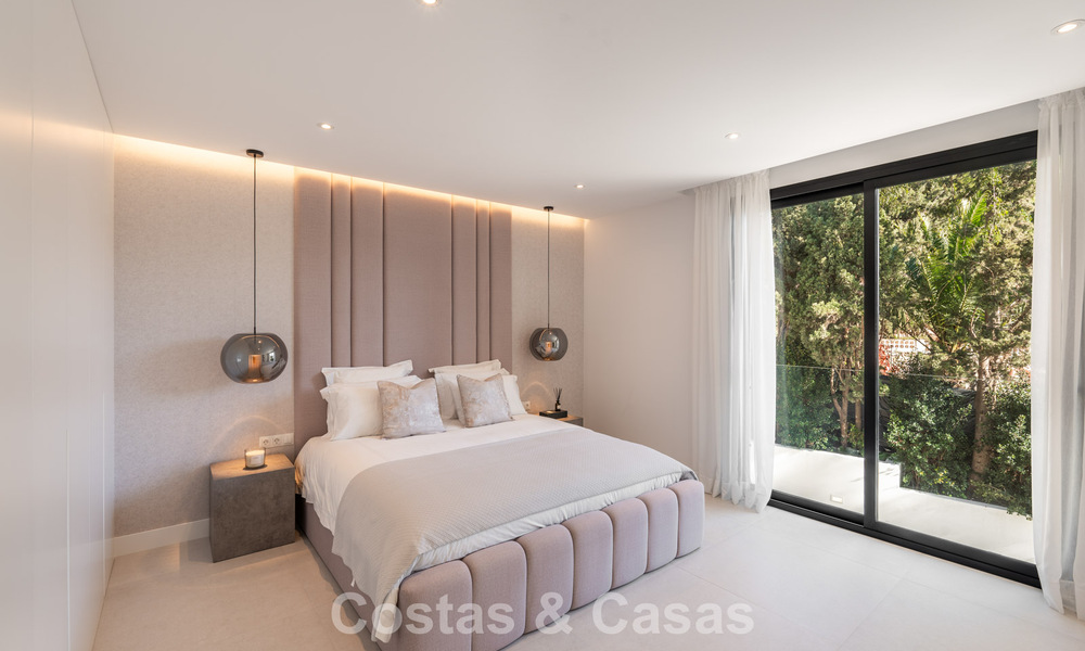 Villa lujosamente renovada en venta a dos pasos de la playa en Marbella Este 776387