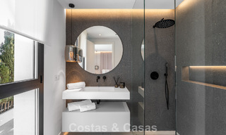 Villa lujosamente renovada en venta a dos pasos de la playa en Marbella Este 776388 