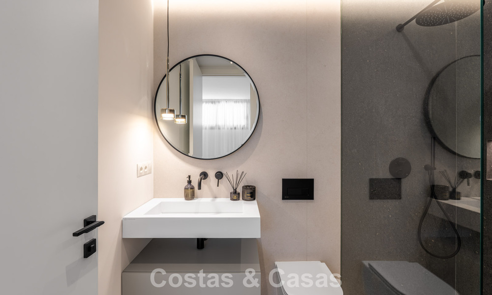 Villa lujosamente renovada en venta a dos pasos de la playa en Marbella Este 776390