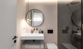 Villa lujosamente renovada en venta a dos pasos de la playa en Marbella Este 776390 