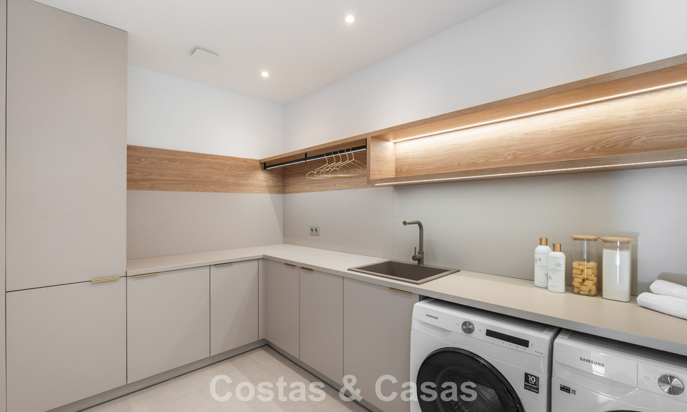 Villa lujosamente renovada en venta a dos pasos de la playa en Marbella Este 776391