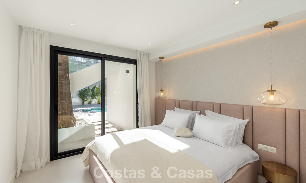 Villa lujosamente renovada en venta a dos pasos de la playa en Marbella Este 776393