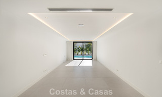 Villa lujosamente renovada en venta a dos pasos de la playa en Marbella Este 776394 