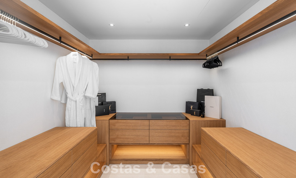 Villa lujosamente renovada en venta a dos pasos de la playa en Marbella Este 776395