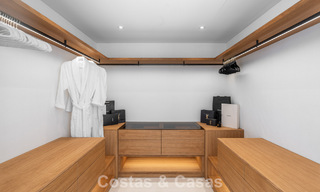 Villa lujosamente renovada en venta a dos pasos de la playa en Marbella Este 776395 