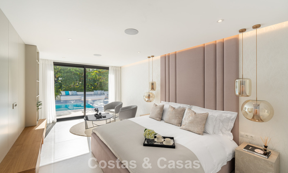 Villa lujosamente renovada en venta a dos pasos de la playa en Marbella Este 776396