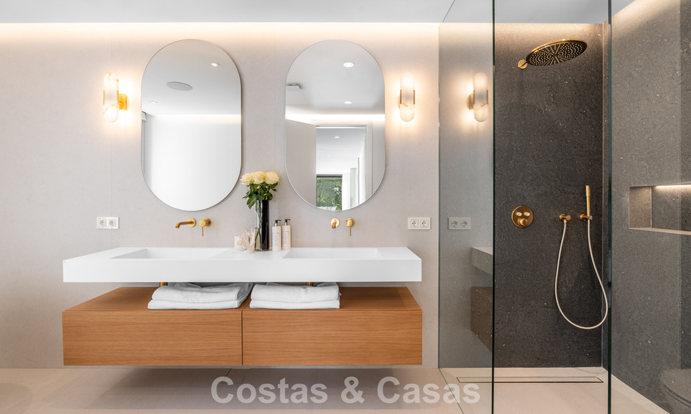 Villa lujosamente renovada en venta a dos pasos de la playa en Marbella Este 776398