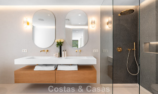 Villa lujosamente renovada en venta a dos pasos de la playa en Marbella Este 776398 