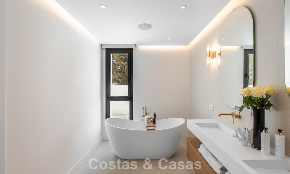 Villa lujosamente renovada en venta a dos pasos de la playa en Marbella Este 776399