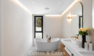 Villa lujosamente renovada en venta a dos pasos de la playa en Marbella Este 776399 