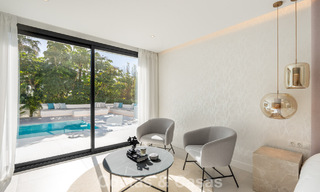 Villa lujosamente renovada en venta a dos pasos de la playa en Marbella Este 776400 