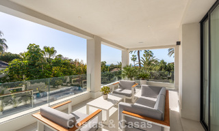 Villa lujosamente renovada en venta a dos pasos de la playa en Marbella Este 776401 