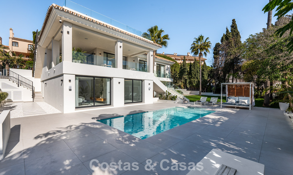 Villa lujosamente renovada en venta a dos pasos de la playa en Marbella Este 776404