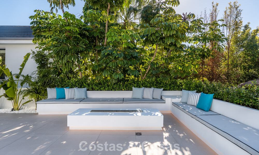 Villa lujosamente renovada en venta a dos pasos de la playa en Marbella Este 776408