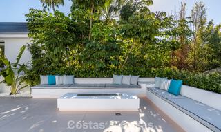 Villa lujosamente renovada en venta a dos pasos de la playa en Marbella Este 776408 