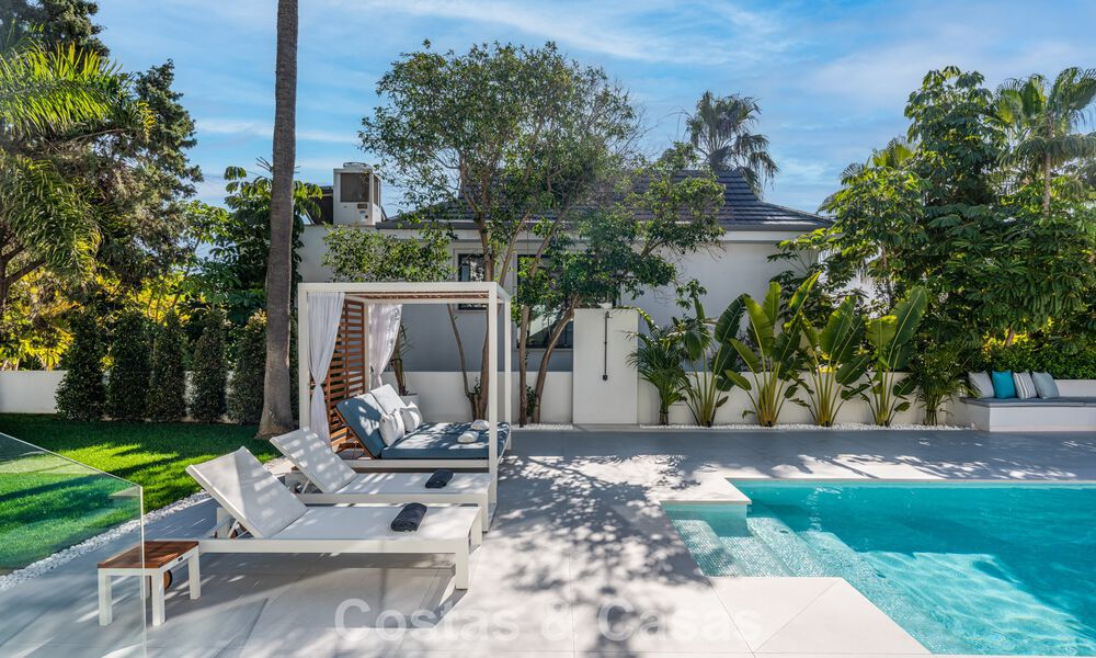 Villa lujosamente renovada en venta a dos pasos de la playa en Marbella Este 776409
