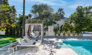 Villa lujosamente renovada en venta a dos pasos de la playa en Marbella Este 776409 