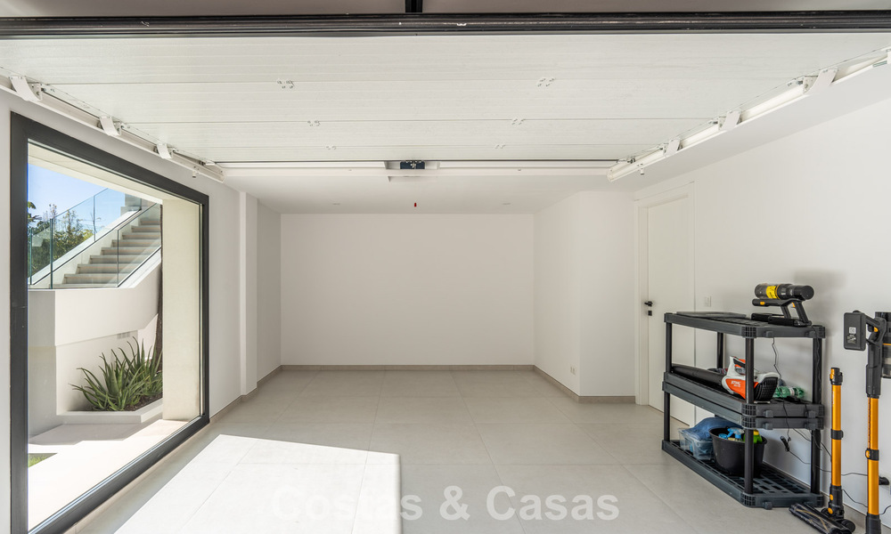 Villa lujosamente renovada en venta a dos pasos de la playa en Marbella Este 776412