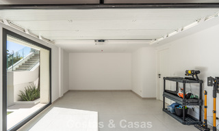 Villa lujosamente renovada en venta a dos pasos de la playa en Marbella Este 776412 