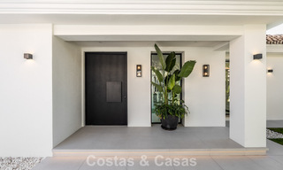 Villa lujosamente renovada en venta a dos pasos de la playa en Marbella Este 776414 