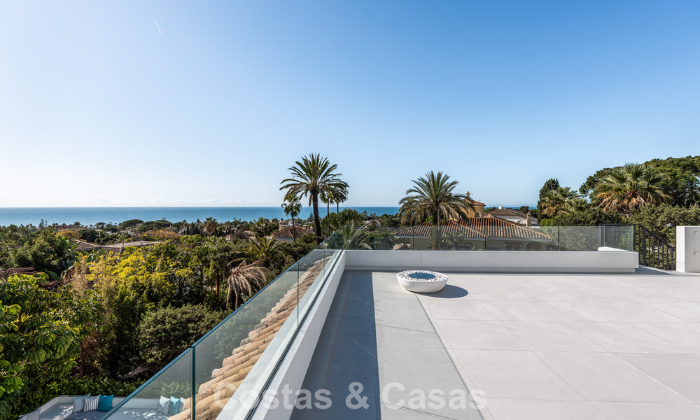 Villa lujosamente renovada en venta a dos pasos de la playa en Marbella Este 776416